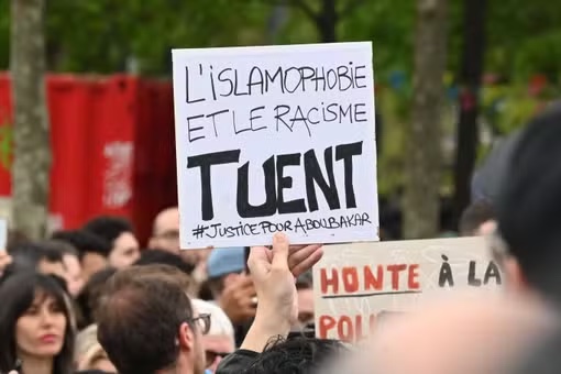 Une pancarte proclamant: "L'islamophobie et le racisme tuent, justice pour Aboubakar [Cissé]»